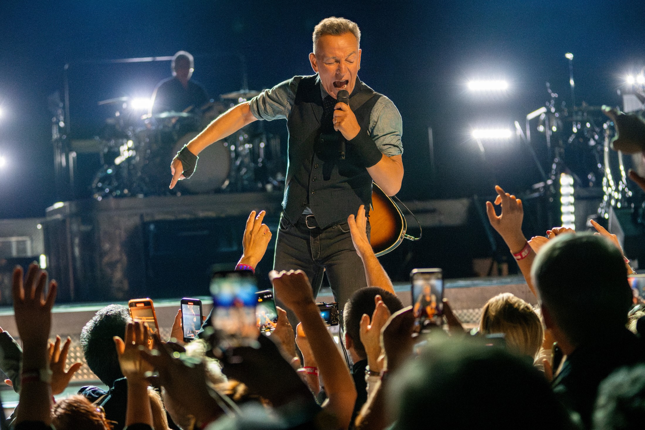 Bruce_Sringsteen_and_The_E_Street_Band_2025_admat_image_color_Credit_Rob_DeMartin.jpg